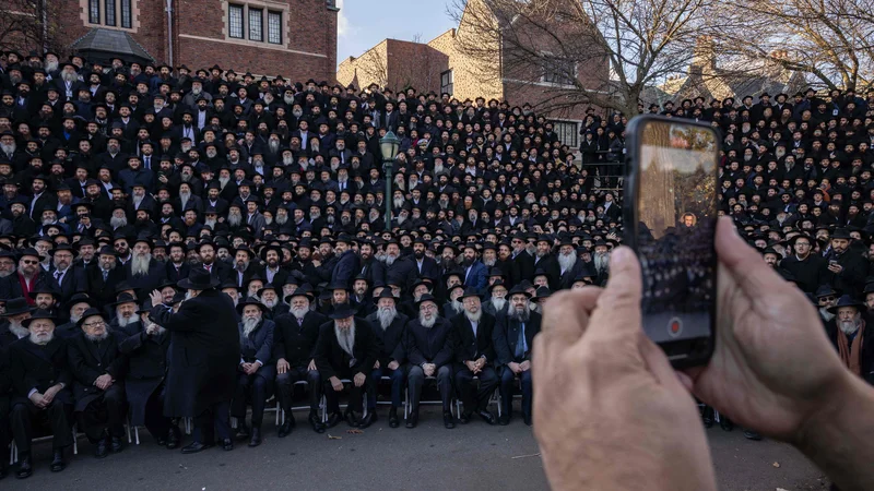 Fotografija: Hasidski rabini so e zbrali na letni skupinski fotografiji Mednarodne konference odposlancev Chabad Lubavitch pred svetovnim sedežem Chabad Lubavitch v newyorški četrti Brooklyn. Foto: Yuki Iwamura/Afp