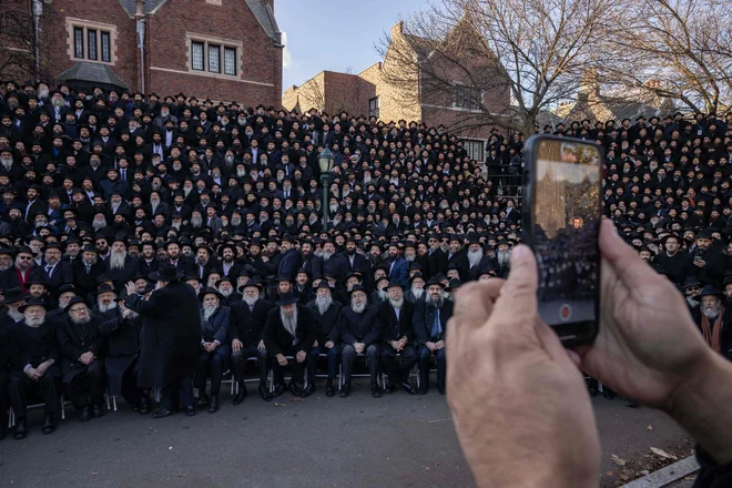 Hasidski rabini so e zbrali na letni skupinski fotografiji Mednarodne konference odposlancev Chabad Lubavitch pred svetovnim sedežem Chabad Lubavitch v newyorški četrti Brooklyn. Foto: Yuki Iwamura/Afp