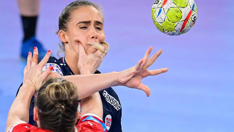 Fotografija: Utrinek iz finalne tekme ženskega rokometnega prvenstva EHF EURO 2022 med Dansko in Norveško v Ljubljani dokazuje, da tudi ženske igrajo za moške značilno grobo igro. Foto: Jure Makovec/Afp
