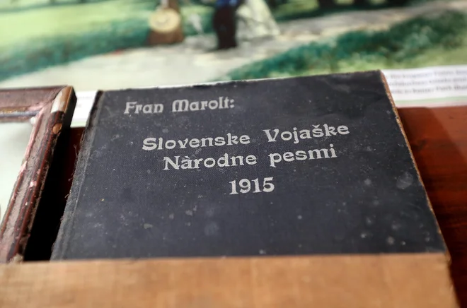 Večino skladb, ki jih pojejo in z njimi tako navdušujejo, črpajo iz knjižice, ki jo je leta 1915 napisal Fran Marolt. FOTO: Dejan Javornik
