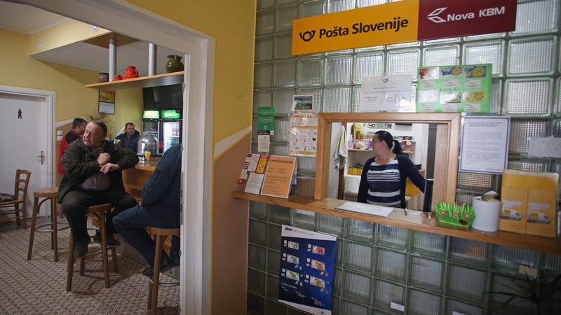 Fotografija: Pošta ima v Sloveniji 480 kontaktnih točk, od tega 164 pogodbenih pošt, 26 premičnih in 290 lastnih poštnih poslovalnic. Foto Tadej Regent
