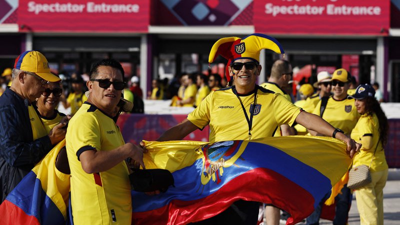 Fotografija: Navijači Ekvadorja pred tekmo s Katarjem na štadionu Al Bayt. FOTO: Hamad I Mohammed/Reuters
