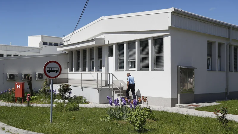 Fotografija: Starejša tujka je zaprosila za mednarodno zaščito. FOTO: Leon Vidic
