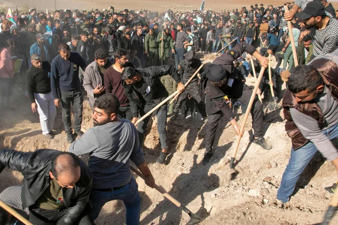 Pogreb žrtev turškega letalskega napada v provinci Hasaka na severu Sirije. FOTO: Gihad Darwish/AFP
