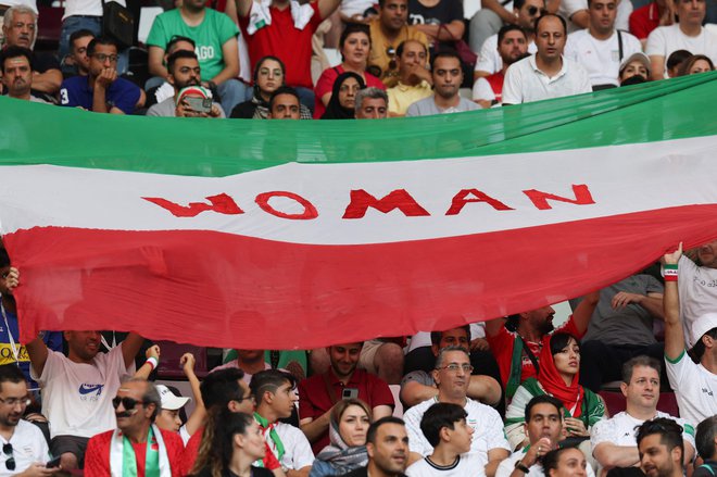 Iranski navijači niso pozabili opozoriti tamkajšnjih oblasti na pravice ženske. FOTO: Fadel Senna/AFP
