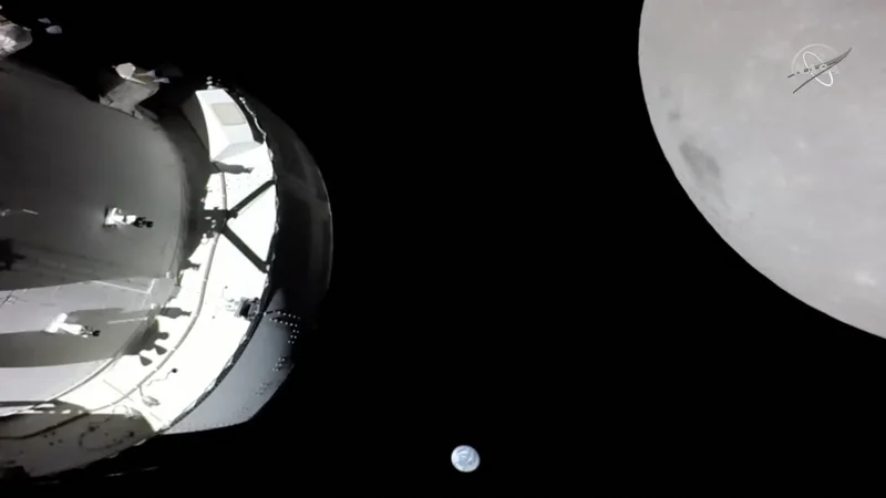 Fotografija: Zemlja, Luna in del Oriona, ki se je danes površju Lune približal na vsega 130 kilometrov. FOTO: Nasa/AFP