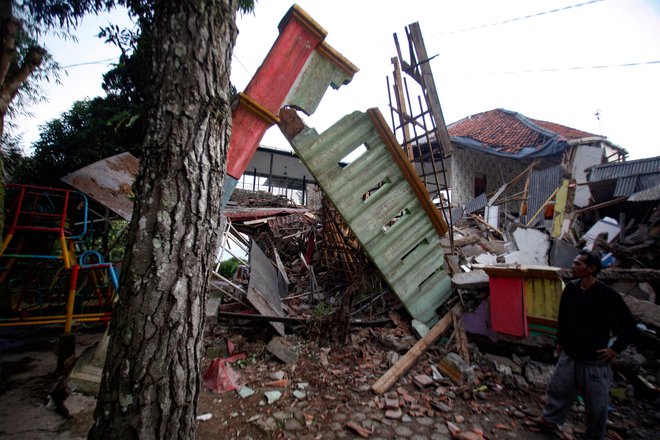 Poškodovane hiše v mestu Ciandžur, ki je najbližje žarišču potresa. FOTO: AFP
