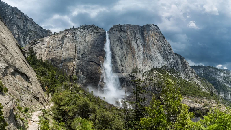 Fotografija: Yosemite, narodni park v Kaliforniji, je bil eden prvih naravnih čudežev, ki je tudi zaradi Johna Muira postal zaščiten kos narave.
FOTO: wikipedija