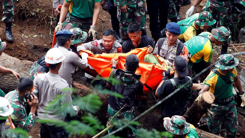 Fotografija: Danes se nadaljujej reševanje ljudi, ujetih po včerajšnjem potresu nedaleč od Džakarte. FOTO: Reuters
