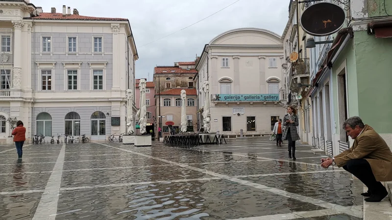 Fotografija: Občane Pirana in Izole so pozvali, naj umaknejo vozila in zaščitijo svoje premoženje FOTO: Boris Šuligoj/Delo