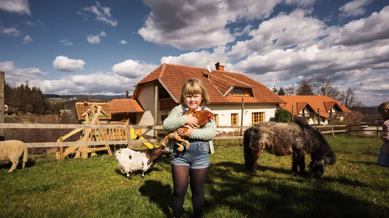 Fotografija: Pristen stik je tisti, zaradi katerega se gostje dobro počutijo na turistični kmetiji. FOTO: arhiv Eko kmetije Urška