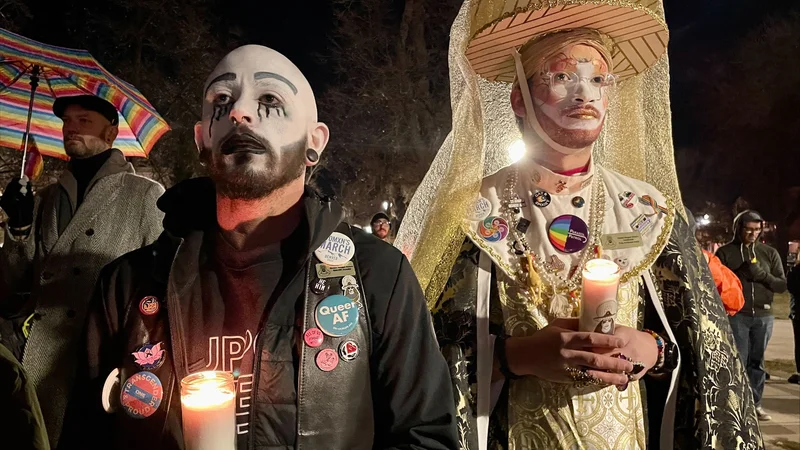 Fotografija: Ljudje držijo sveče med bedenjem v Acacia Parku za žrtve množičnega streljanja v LGBTQ nočnem Clubu Q v Colorado Springsu. 22-letni Anderson Lee Aldrich je bil aretiran po streljanju , v katerem je umrlo pet ljudi, najmanj 18 pa je bilo ranjenih. Foto: Cecilia Sanchez/Afp
