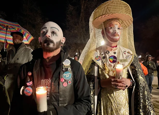 Ljudje držijo sveče med bedenjem v Acacia Parku za žrtve množičnega streljanja v LGBTQ nočnem Clubu Q v Colorado Springsu. 22-letni Anderson Lee Aldrich je bil aretiran po streljanju , v katerem je umrlo pet ljudi, najmanj 18 pa je bilo ranjenih. Foto: Cecilia Sanchez/Afp