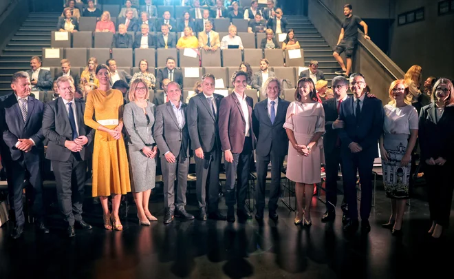 Predlagatelji referenduma nasprotujejo povečevanju števila ministrstev; Nemčija je 40-krat večja od Slovenije, ima pa manj ministrstev, opozarjajo FOTO: Blaž Samec
