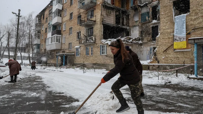 Pred Ukrajinci je najtežja zima po drugi svetovni vojni. FOTO: Gleb Garanich/Reuters
