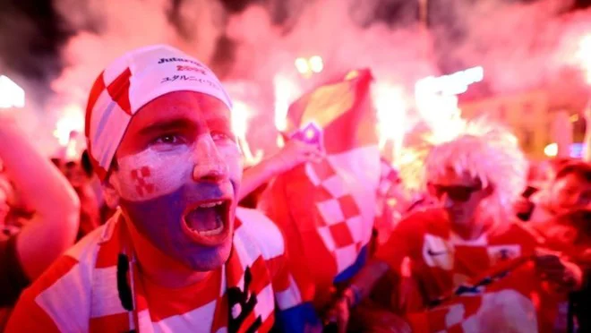 Fotografija: Hrvati so goreči navijači. Vsak šesti pričakuje, da bodo prav oni svetovni prvaki v nogometu. FOTO: Reuters
