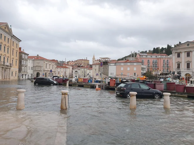 Piran je bil včeraj kljub nameščenim baražam poplavljen. Foto Manja Rogelja
