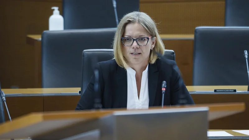 Ministrica za javno upravo Sanja Ajanović Hovnik pričakuje, da bodo vlada in sindikati do konca junija 2023 oblikovali nov družben dogovor. Foto Jože Suhadolnik
