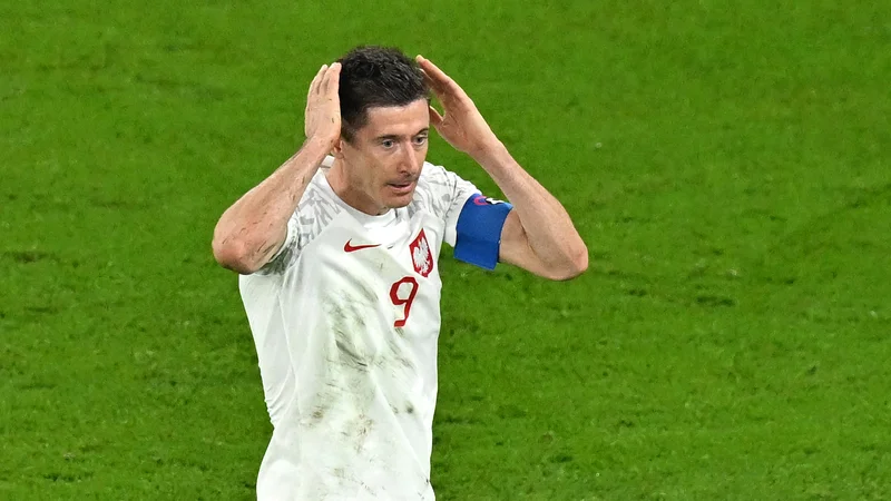 Fotografija: Poljski zvezdnik kar ni mogel verjeti, kaj se mu je zgodilo ob prvem nastopu na letošnjem mundialu. FOTO: Glyn Kirk/AFP