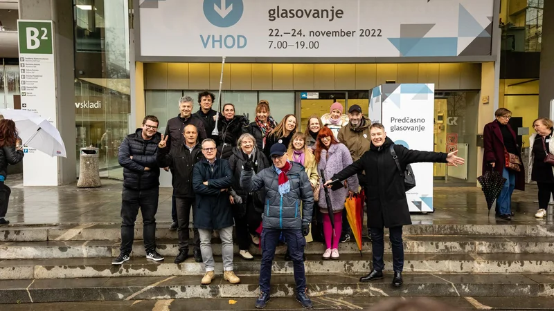 Fotografija: Predčasnega glasovanja na referendumih so se včeraj udeležili tudi zaposleni na RTV Slovenija. FOTO: Črt Piksi/Delo