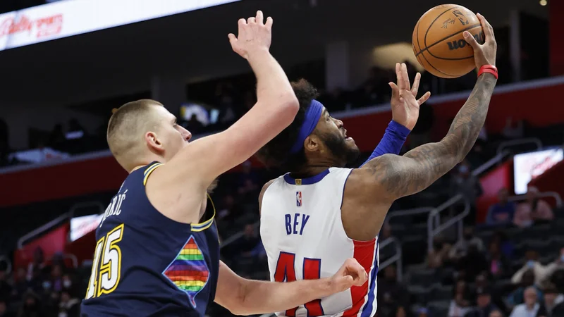 Fotografija: Nikola Jokić (levo) se je v zadnjem hipu vrnil v moštvo Denverja, a v domači dvorani ni uspel ustaviti Saddiqa Beya in soigralcev. FOTO: Rick Osentoski/USA Today Sports