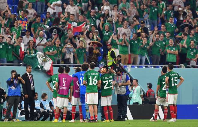 Mehiški nogometaši po tekmah nimajo izbire, lahko le prisluhnejo fantastičnim podpornikom. FOTO: Jennifer Lorenzini/Reuters
