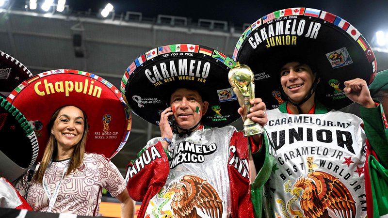 Fotografija: Mehiški navijači med tekmo med Mehiko in Poljsko. FOTO: Alfredo Estrella/AFP
