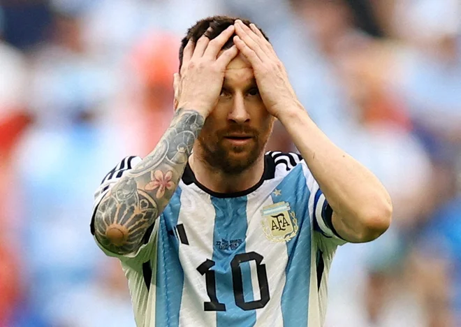Lionel Messi ni mogel verjeti, da je izgubil proti Savdski Arabiji. FOTO: Hannah Mckay/Reuters
