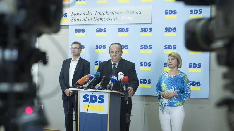 Fotografija: Poslanci SDS Branko Grims, Alenka Jeraj in Zvonko Černač na novinarski konferenci. FOTO: Jure Eržen/Delo
