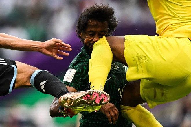 Eden izmed velikih junakov Savdske Arabije proti Argentini je bil branilec Jaser Al Šarani, ki je po odlični tekmi v sodnikovem podaljšku prejel brutalen udarec v glavo od lastnega vratarja. Z igrišča so ga odnesli na nosilih. Foto Kirill Kudryavtsev Afp
