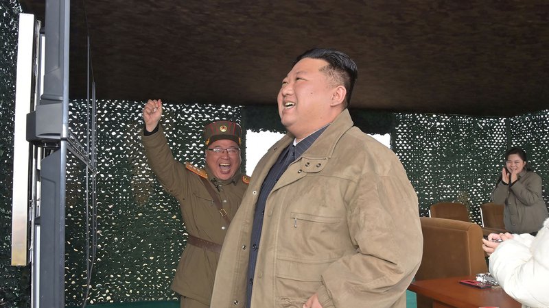 Fotografija: Kim Jong Un z ženo Ri Sol Džu (desno zadaj), na izstrelitvi balistične rakete Hwasong Gun 17 minuli konec tedna na neznani lokaciji v Severni Koreji. FOTO: AFP
