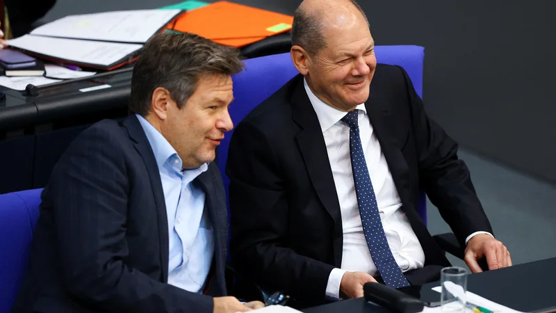 Minister za gospodarstvo in podnebno politiko Robert Habeck in kancler Olaf Scholz med splošno razpravo v zveznem parlamentu FOTO: Christian Mang/REUTERS
