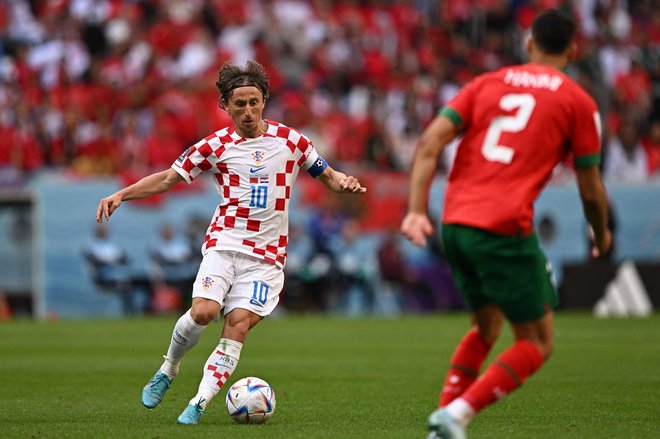 Hrvaški kapetan Luka Modrić med tekmo z Marokom, ki se je končala brez zadetkov. FOTO: Manan Vatsyayana/AFP
