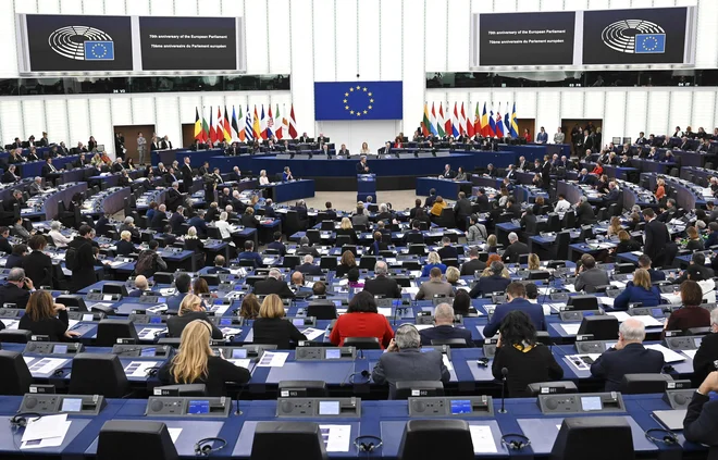 Resolucija evropskega parlamenta poziva države članice EU, naj tudi same razmislijo o sprejetju takšne oznake za Rusijo. FOTO: Frederick Florin/AFP