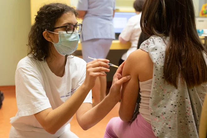 Slovenija je program cepljenja deklic proti humanim papiloma virusom (HPV) v šestih razredih osnovne šole uvedla pred dvanajstimi leti. FOTO: Voranc Vogel
