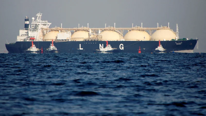 Fotografija: Visoke cene in povečana razlika med cenami na evropskem TTF in ameriškem vozlišču Henry Hub so omogočale višje marže pri prodaji LNG. FOTO: Issei Kato/Reuters
