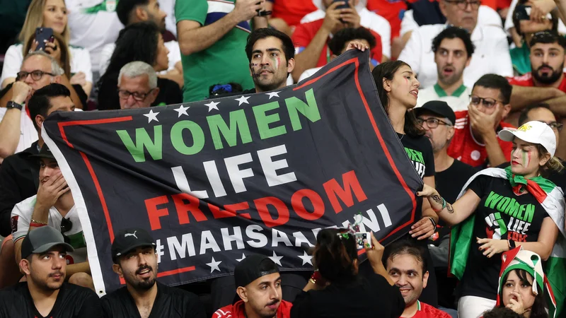 Fotografija: Protestnike je podprlo tudi veliko iranskih navijačev na SP v Katarju. FOTO: Paul Childs/Reuters