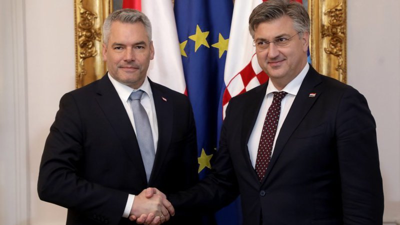 Fotografija: Avstrijski kancler Karl Nehammer (levo) je hrvaškemu premieru Andreju Plenkoviću obljubil, da »avstrijskega veta na januarski vstop Hrvaške v schengensko območje ne bo«. FOTO: Damjan Tadić/Cropix
