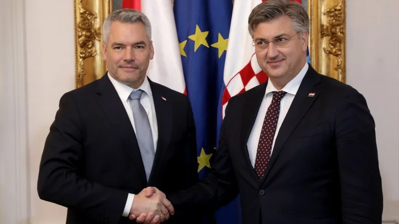 Fotografija: Avstrijski kancler Karl Nehammer (levo) je hrvaškemu premieru Andreju Plenkoviću obljubil, da »avstrijskega veta na januarski vstop Hrvaške v schengensko območje ne bo«. FOTO: Damjan Tadić/Cropix
