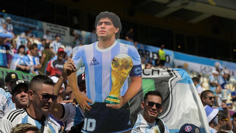 Fotografija: Diego Maradona spremlja navijače tudi na letošnjem SP. FOTO: Juan Mabromata/AFP
