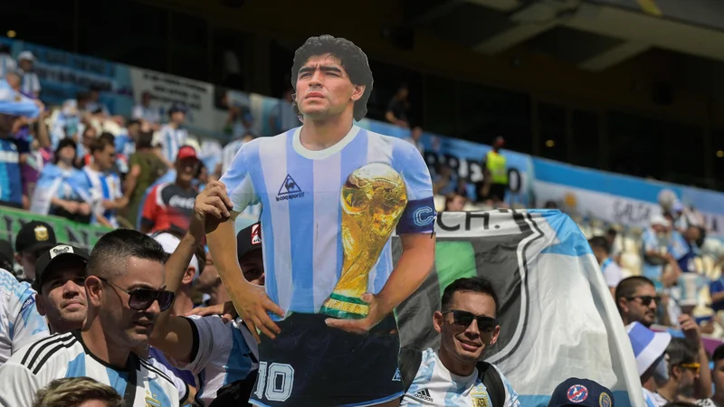 Fotografija: Diego Maradona spremlja navijače tudi na letošnjem SP. FOTO: Juan Mabromata/AFP