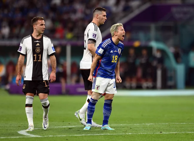 Takuma Asano proslavlja po drugem zadetku v nemški mreži. FOTO: Annegret Hilse/Reuters
