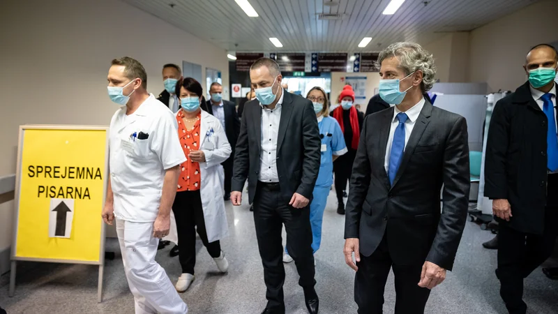 Fotografija: Predsednik vlade Robert Golob in minister za zdravje Danijel Bešič Loredan na obisku na Onkološkem inštitutu. FOTO: Črt Piksi