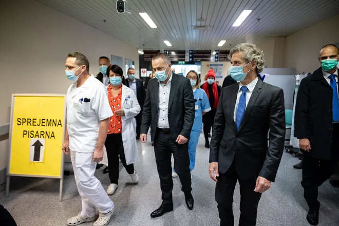 Predsednik vlade Robert Golob in minister za zdravje Danijel Bešič Loredan na obisku na Onkološkem inštitutu. FOTO: Črt Piksi
