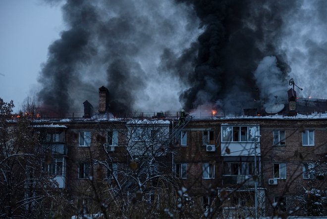 Bloke v mestu Vižgorod blizu Kijeva so zadele ruske rakete. FOTO: Vladyslav Musiienko/Reuters

