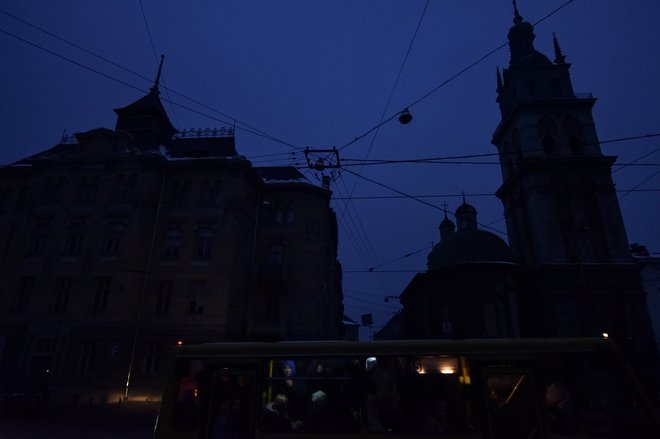 Zatemnjene ulice v središču Lviva, kjer je po napadih ruskih raket prišlo do izpadov elektrike. FOTO: Pavlo Palamarchuk/Reuters
