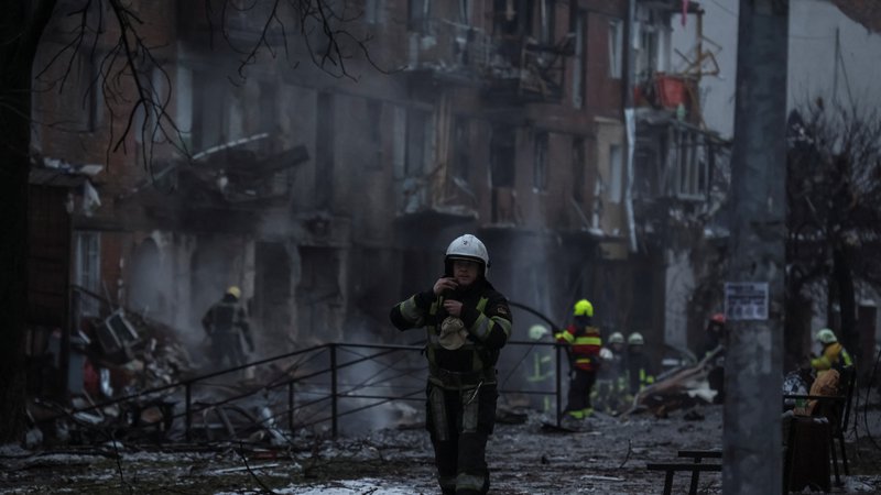 Fotografija: Reševalci na prizorišču ruskega raketnega napada na stanovanjsko naselje v mestu Vižgorod blizu Kijeva. FOTO: Gleb Garanich/Reuters
