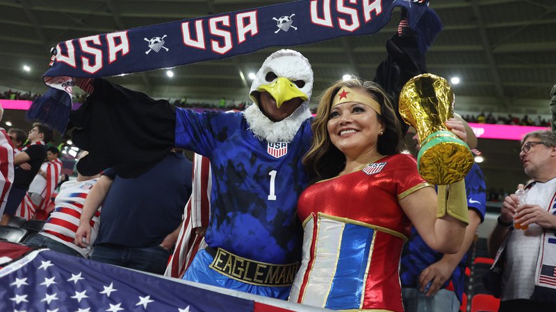 Fotografija: Navijači ZDA so se pogumno odpravili tudi v Katar, kjer spodbujajo svoje nogometaše. FOTO: Pedro Nunes/Reuters
