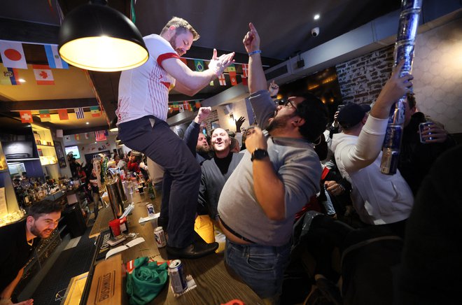 Tudi v večjih mesti nogometni privrženci ZDA ne spijo mirno. V kavarnah so se veselili ob prvem golu Timothyja Weaha proti Valižanom. FOTO: Brendan Mcdermid/Reuters
