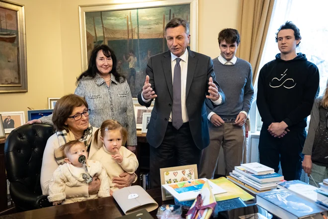 Predsedniku sta se danes pri srečanju z obiskovalci  pridružila tudi prva dama Tanja Pečar in sin Luka Pečar. FOTO: Črt Piksi

